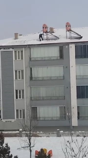 Çatıdaki karı temizlerken hayatını hiçe saydı
