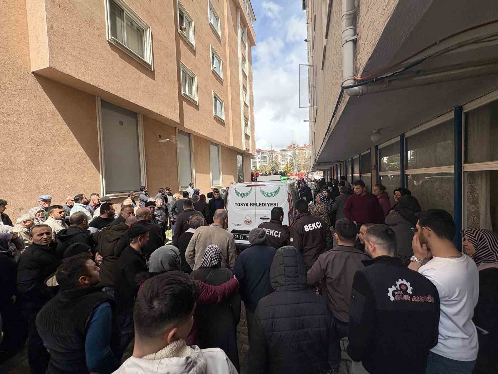Çatıdan apartman boşluğuna düşen şahıs hayatını kaybetti
