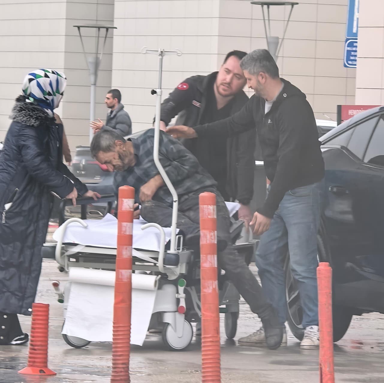 Çatıdan düşen adam yaralandı
