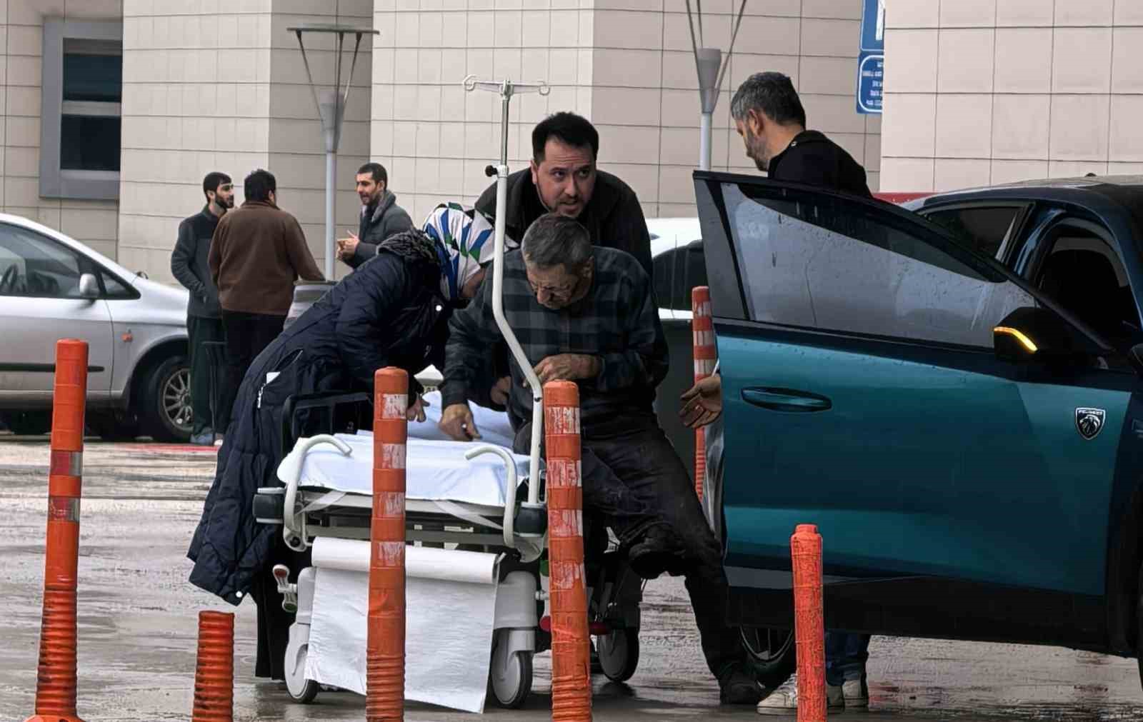 Çatıdan düşen adam yaralandı
