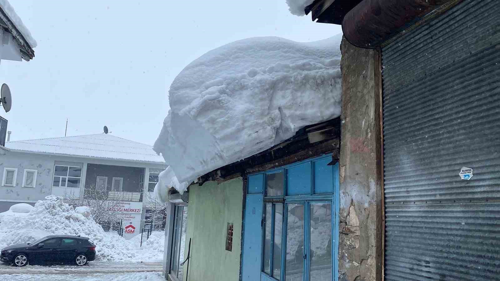 Çatıdan düşen kar kütlesi araca zarar verdi
