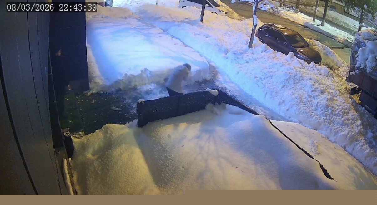 Çatıdan düşen kar kütlesi az daha can alıyordu
