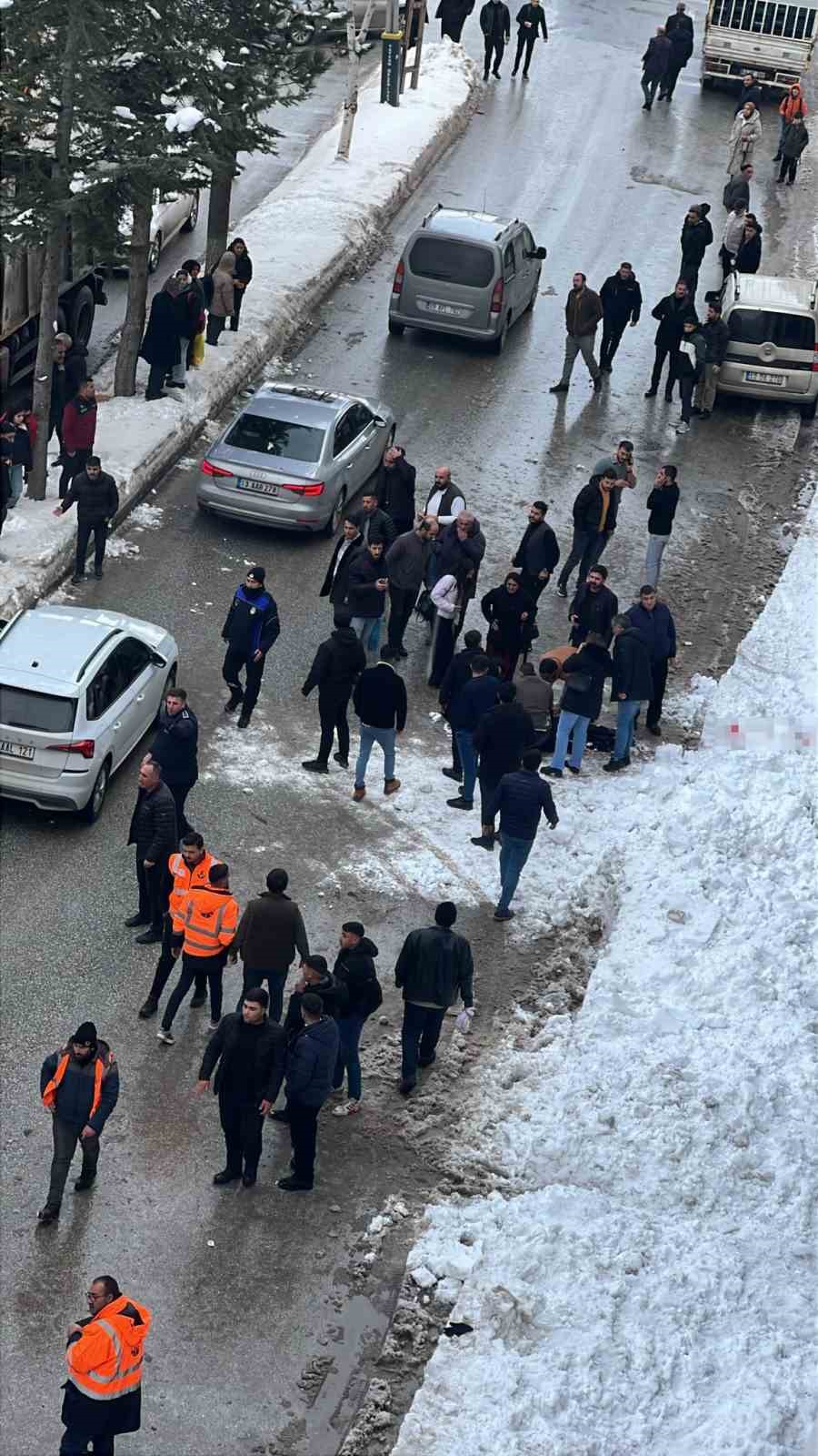 Çatıdan düşen kar kütlesi genç kızın hayatına mal oldu
