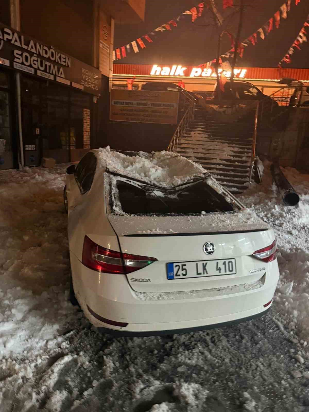 Çatıdan düşen kar kütlesi otomobili kullanılamaz hale getirdi
