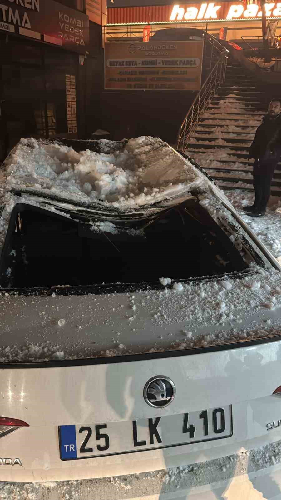 Çatıdan düşen kar kütlesi otomobili kullanılamaz hale getirdi
