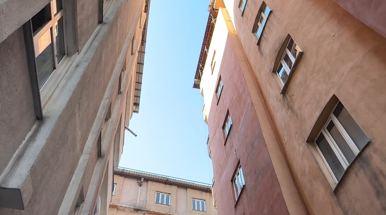 Çatıdan düşen kar kütlesi seyir halindeki minibüse zarar verdi
