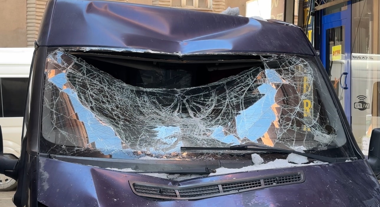 Çatıdan düşen kar kütlesi seyir halindeki minibüse zarar verdi
