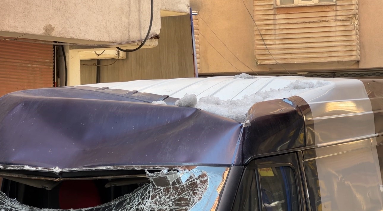 Çatıdan düşen kar kütlesi seyir halindeki minibüse zarar verdi
