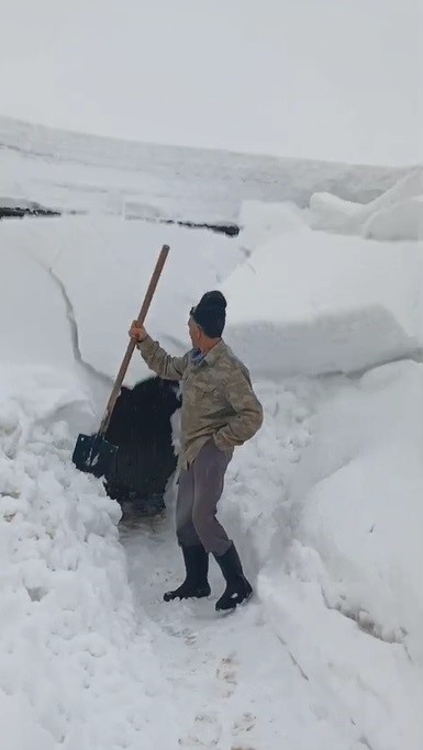 Çatıdan düşen kar kütlesinden saniyelerle kurtuldu
