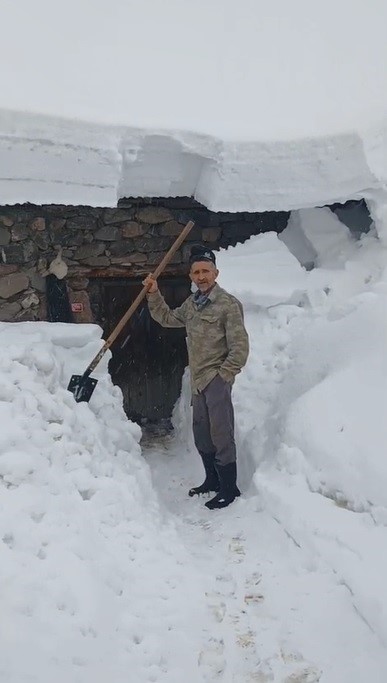 Çatıdan düşen kar kütlesinden saniyelerle kurtuldu
