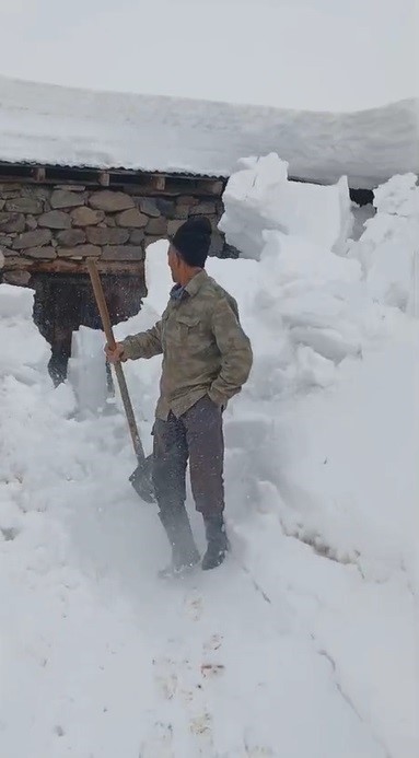 Çatıdan düşen kar kütlesinden saniyelerle kurtuldu
