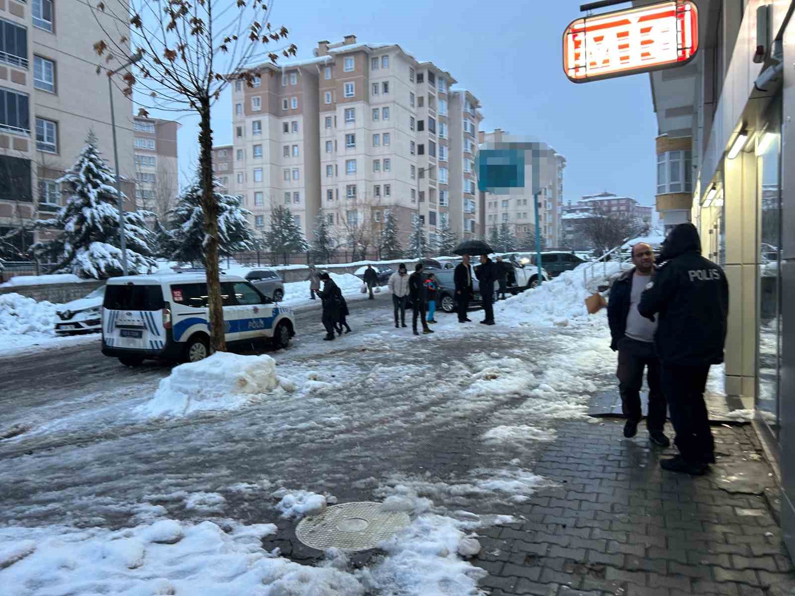 Çatıdan düşen kar kütlesinin altında kalan kadın hayatını kaybetti
