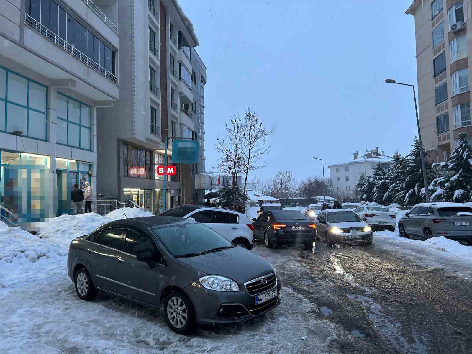 Çatıdan düşen kar kütlesinin altında kalan kadın hayatını kaybetti
