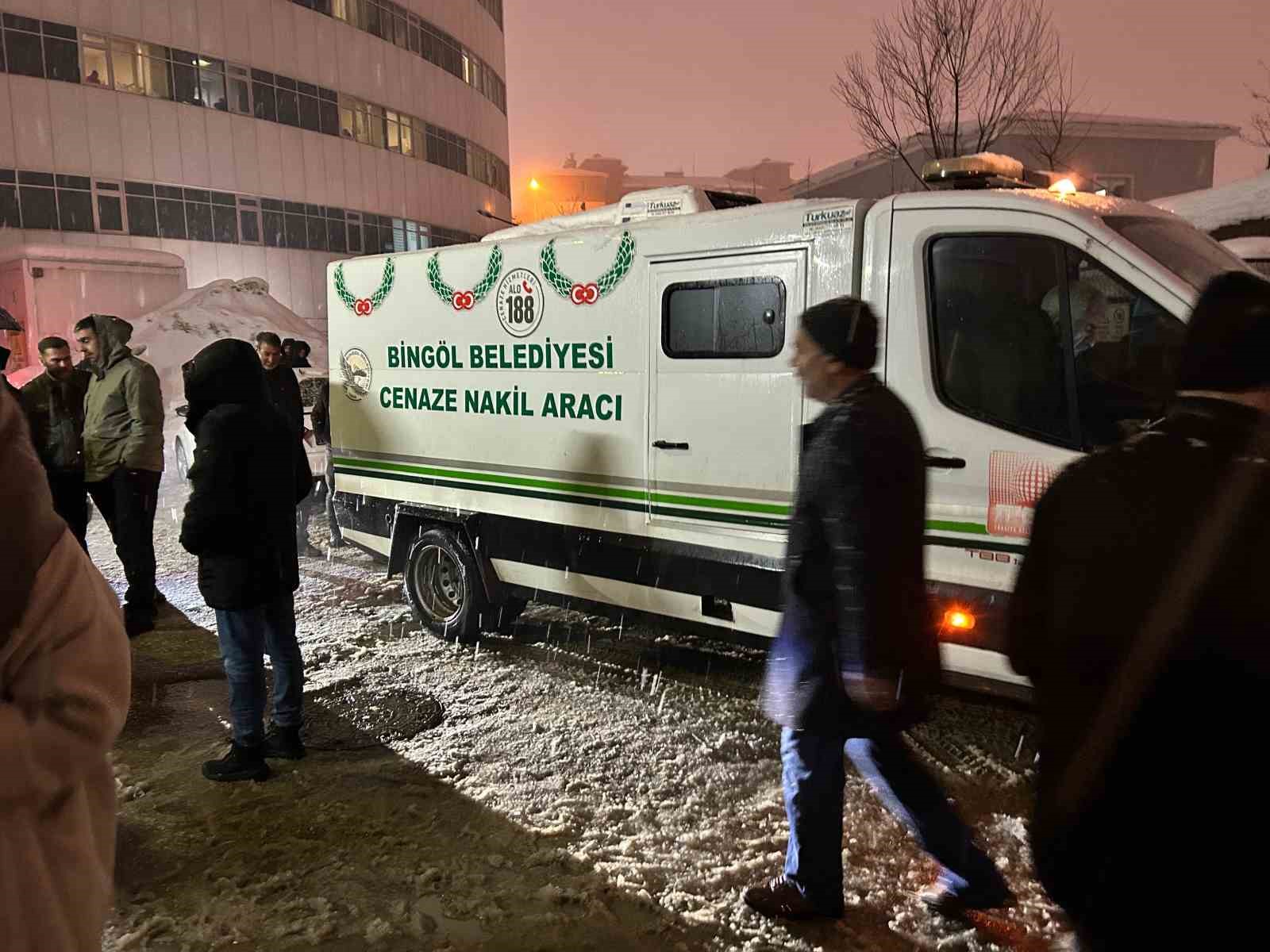 Çatıdan düşen kar kütlesinin altında kalan kadın hayatını kaybetti
