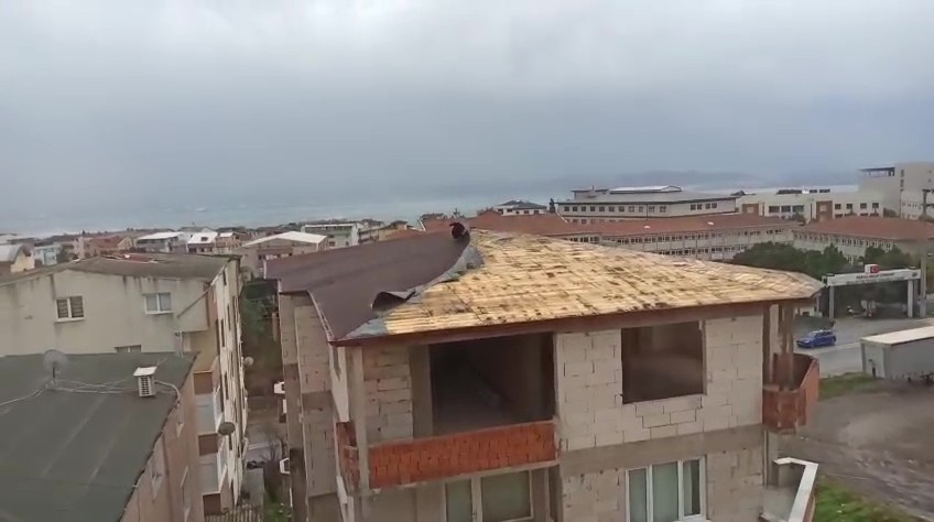 Çatıdan kopan kereste seyir halindeki otobüse saplandı
Çatıdan kopan kereste seyir halindeki otobüse saplandı