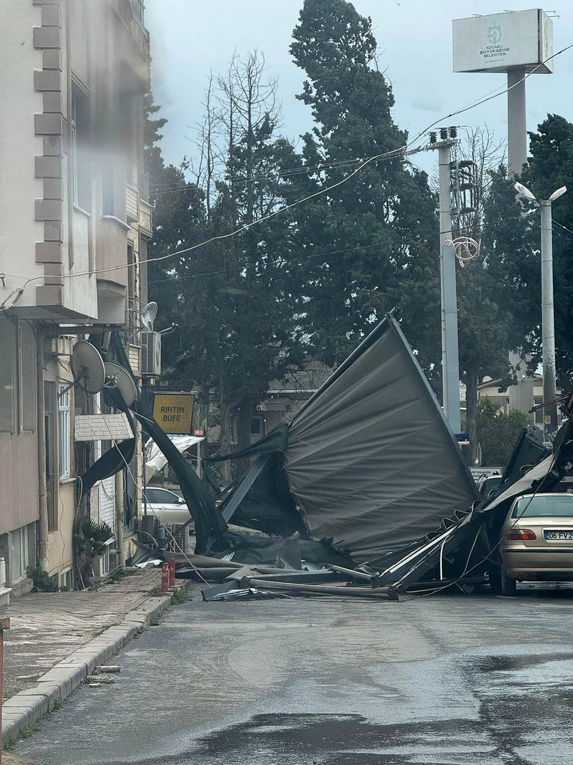 Çatıdan kopan kereste seyir halindeki otobüse saplandı
Çatıdan kopan kereste seyir halindeki otobüse saplandı