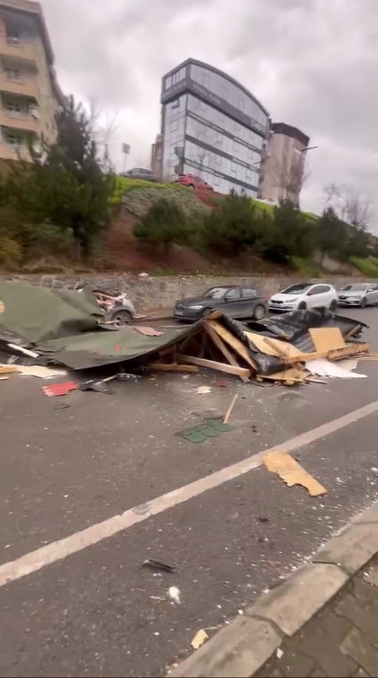 Çatıdan kopan kereste seyir halindeki otobüse saplandı
Çatıdan kopan kereste seyir halindeki otobüse saplandı