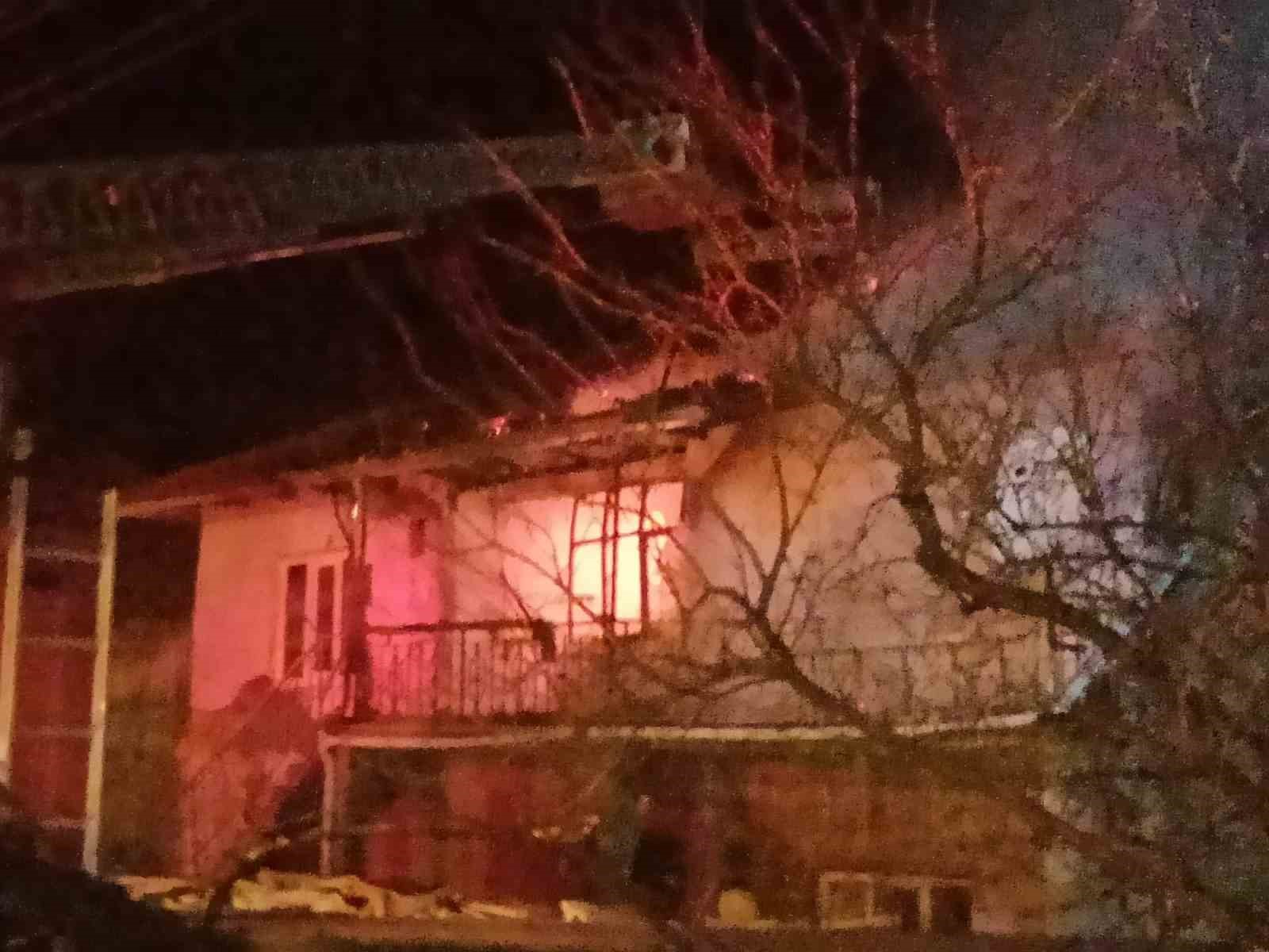 Çatıdan yükselen alevler hızla yayılarak iki katlı evi küle çevirdi

