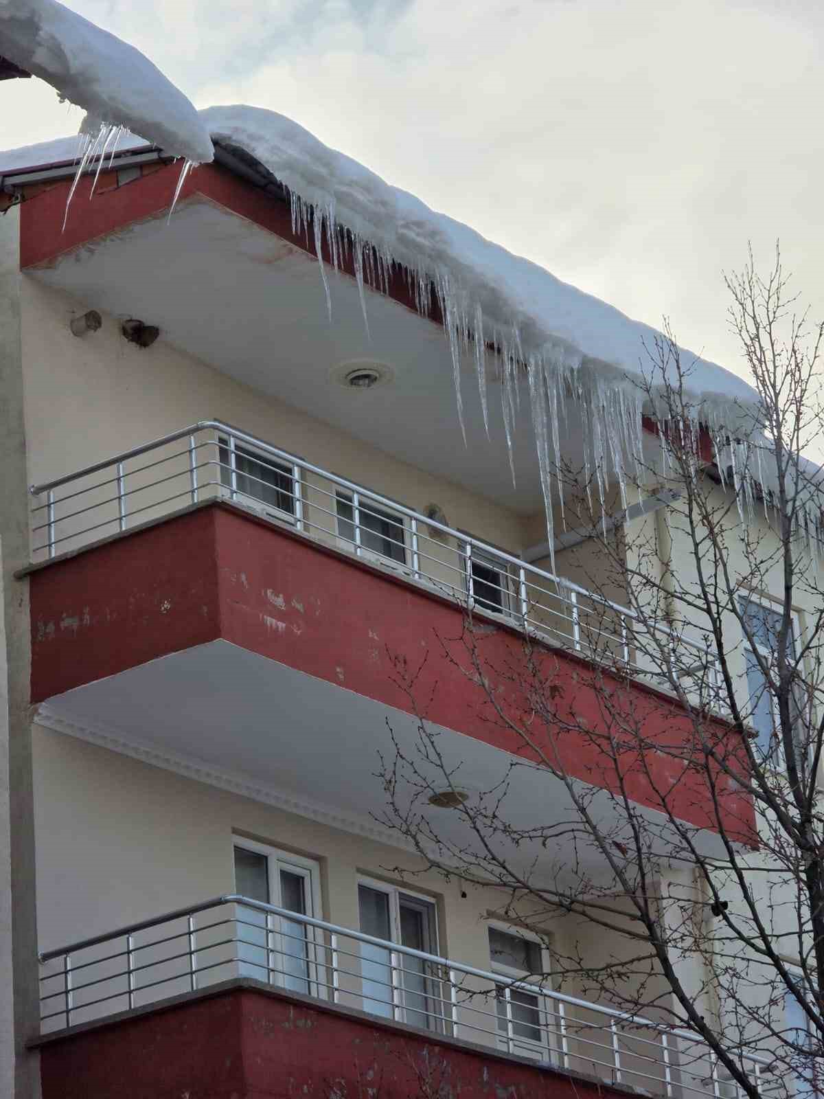 Çatılardaki buz kütleleri tehlike saçıyor

