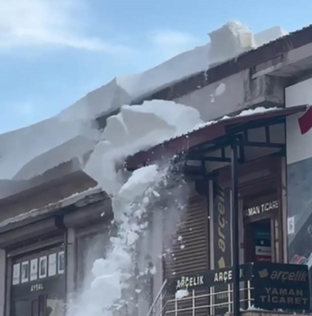 Çatılardan düşen kar kütleleri paniğe neden oldu
