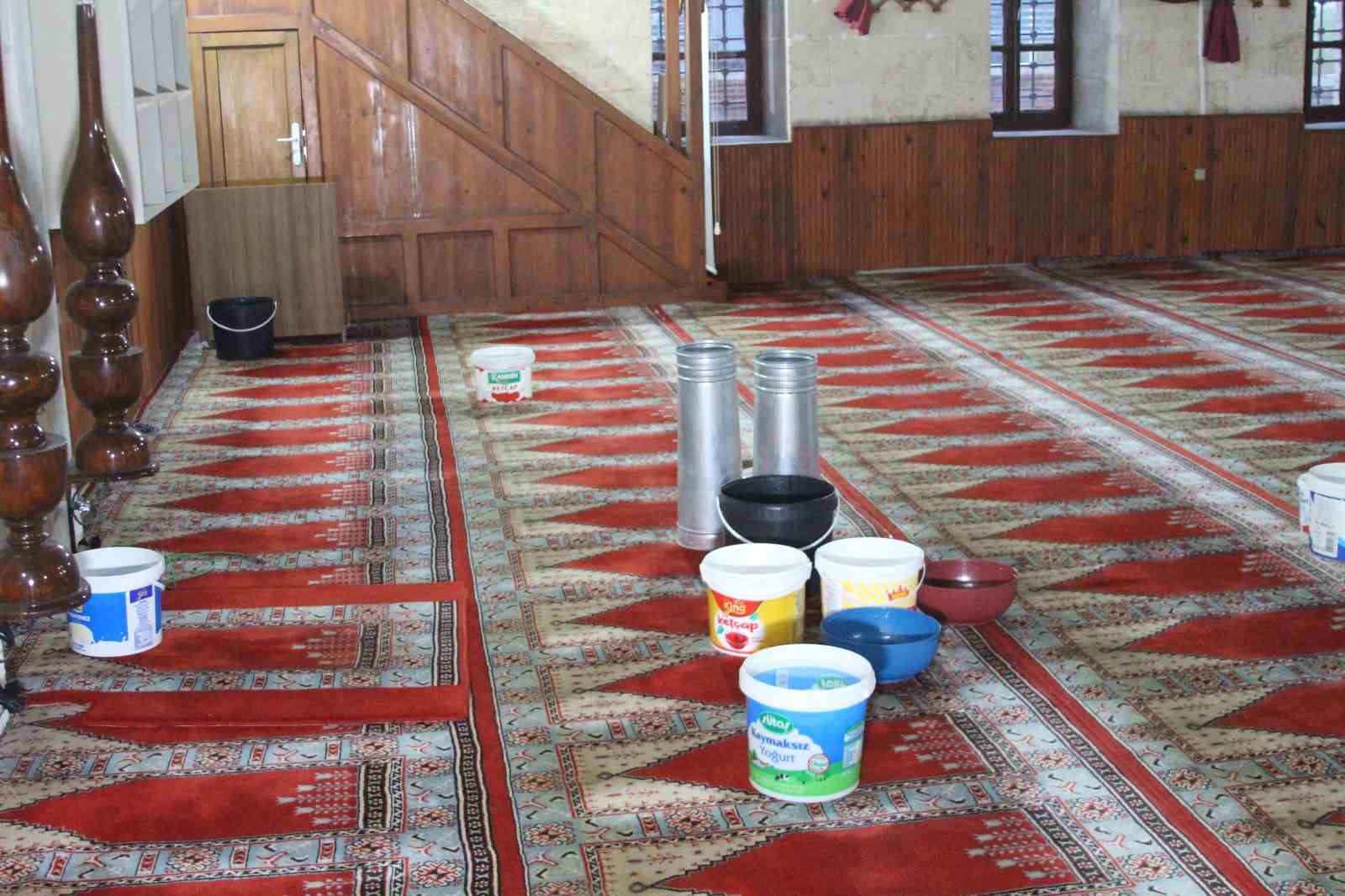 Çatısı akan 201 yıllık camide kovalı önlem
