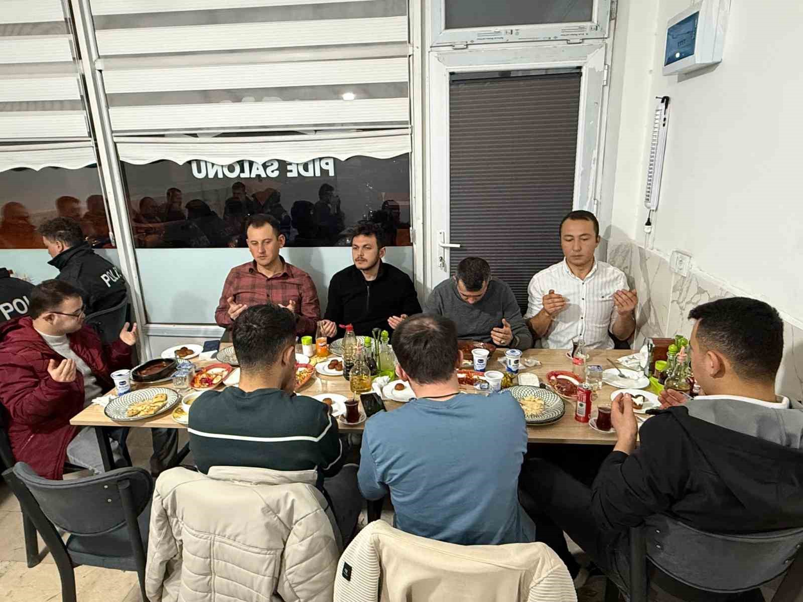 Çavdarhisar Kaymakamı Murat Ak, emniyet ve jandarma personeliyle iftarda buluştu
