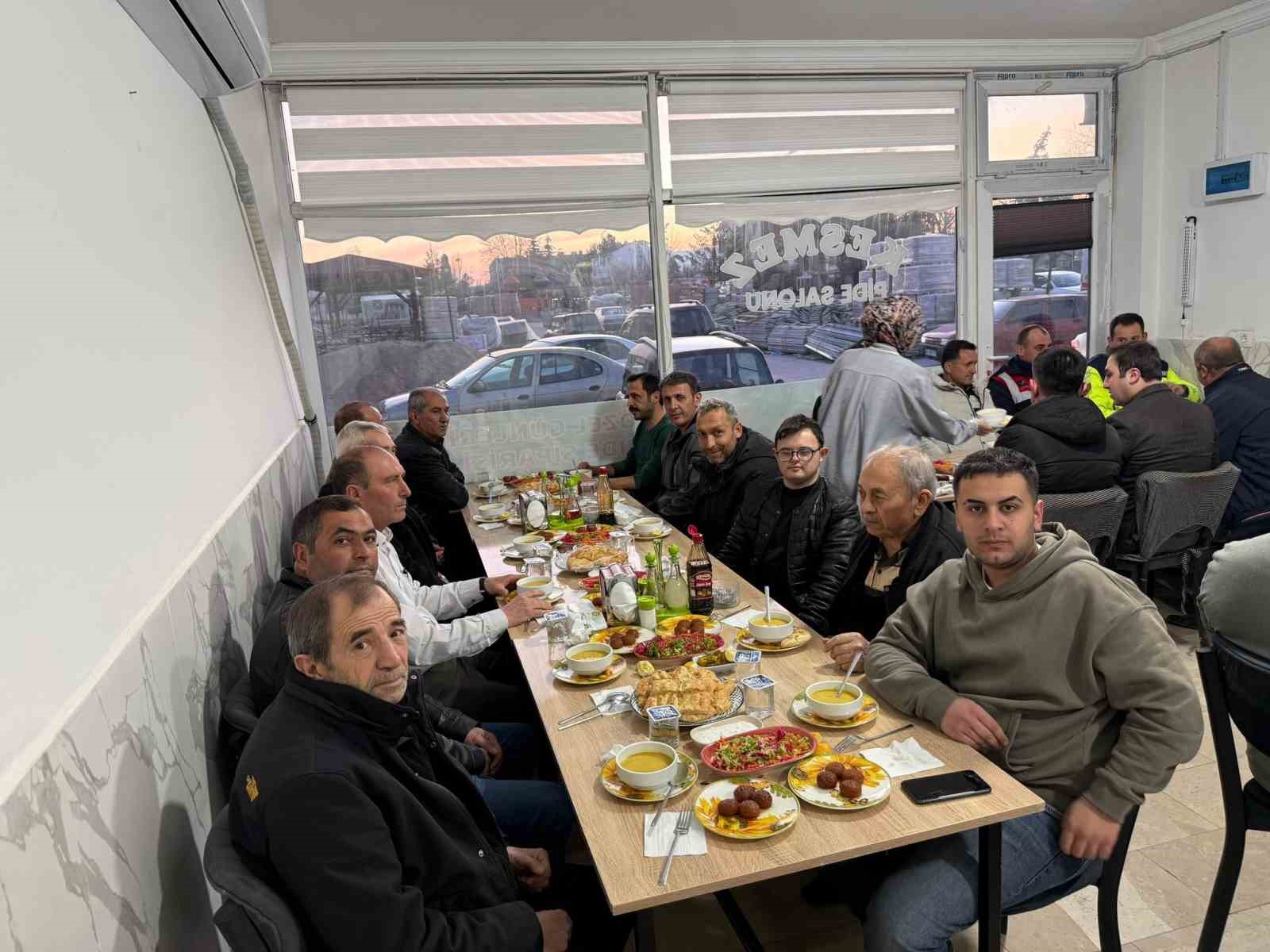 Çavdarhisar’da kaymakam, muhtarlar ve protokol üyeleri iftarda bir araya geldi
