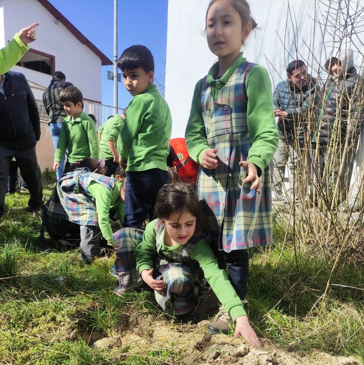 Çavdarhisar’da minikler okul bahçesine fidan dikti
