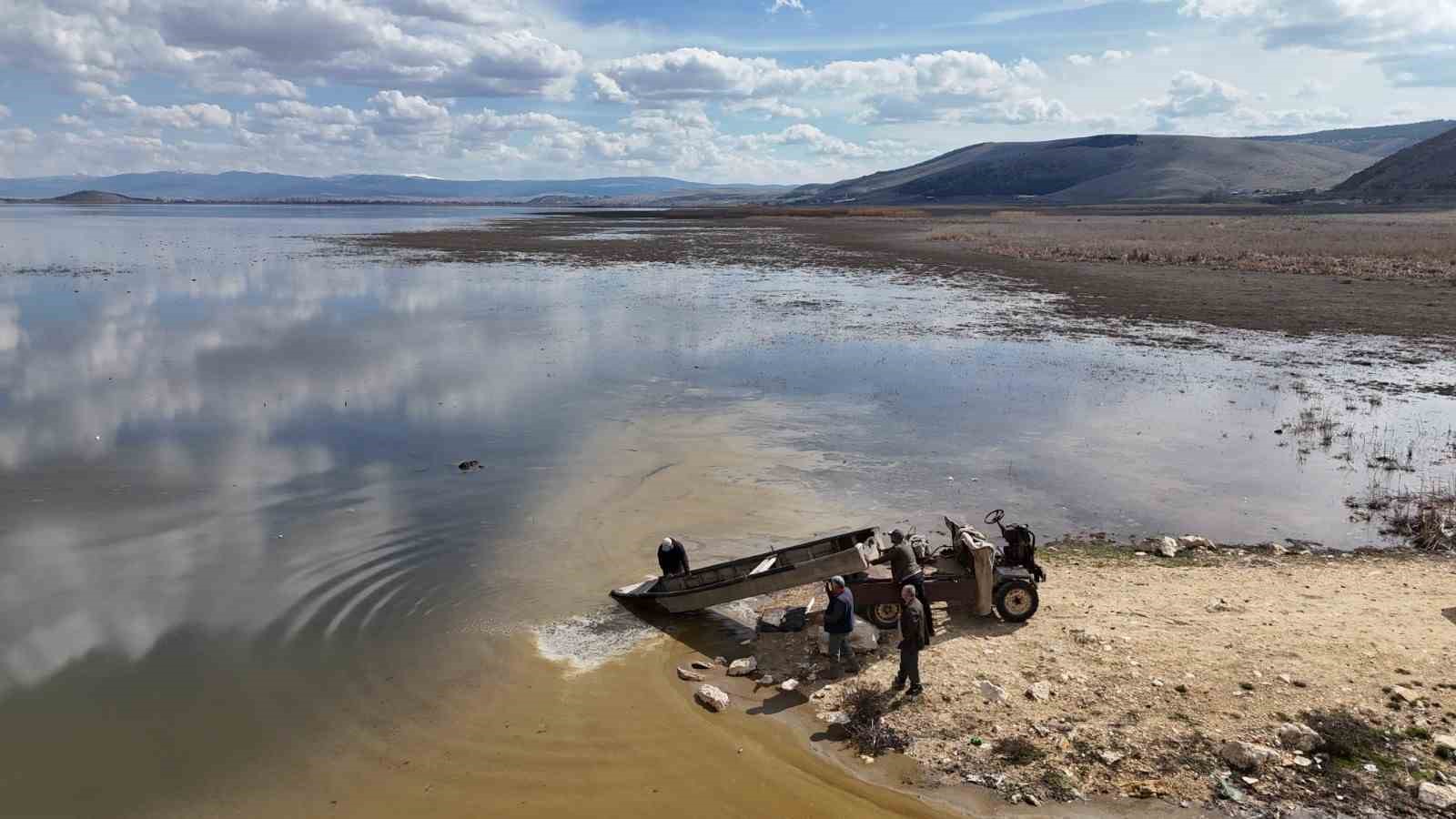 Çavuşçu Gölü çatlamış topraktan göl görünümüne kavuşmaya başladı
Çavuşçu Gölü çatlamış topraktan göl görünümüne kavuşmaya başladı