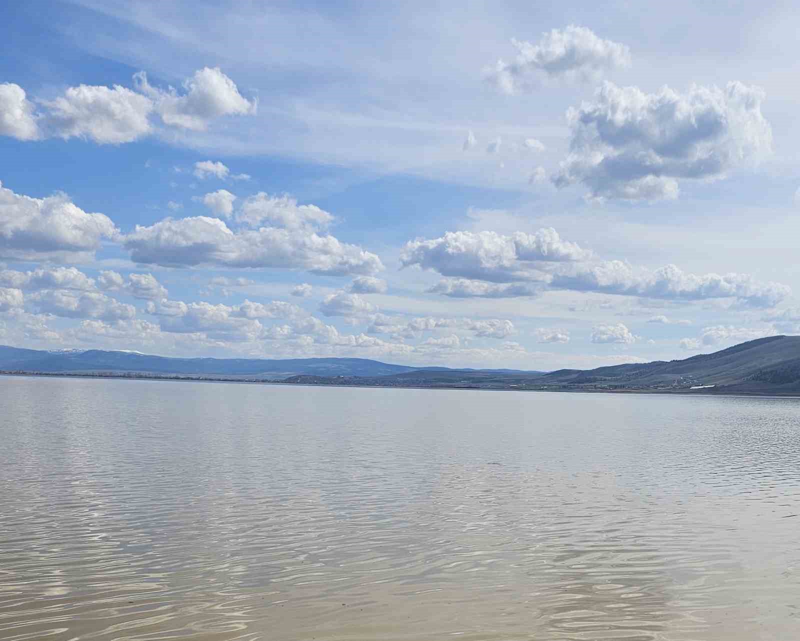 Çavuşçu Gölü çatlamış topraktan göl görünümüne kavuşmaya başladı
Çavuşçu Gölü çatlamış topraktan göl görünümüne kavuşmaya başladı