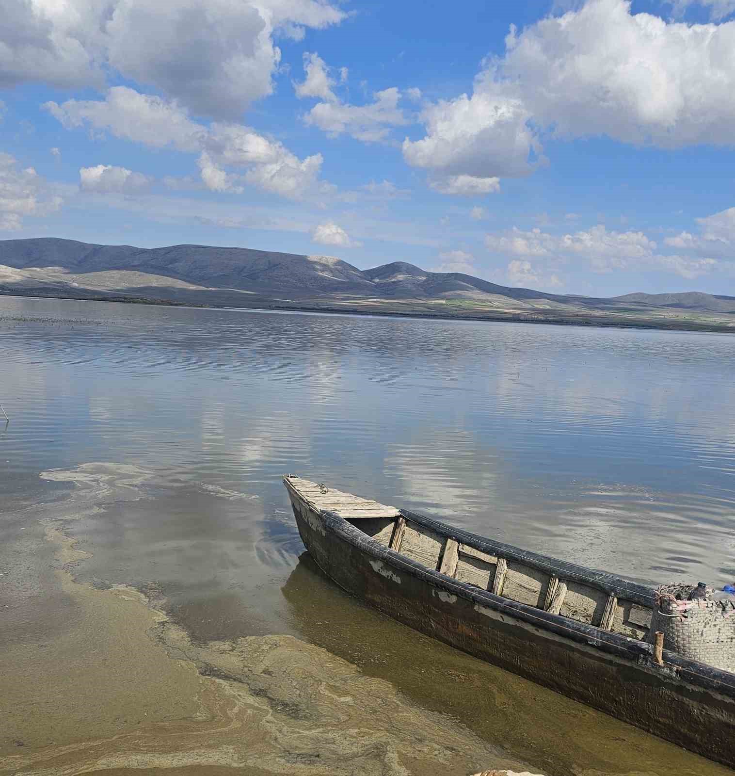 Çavuşçu Gölü çatlamış topraktan göl görünümüne kavuşmaya başladı
Çavuşçu Gölü çatlamış topraktan göl görünümüne kavuşmaya başladı