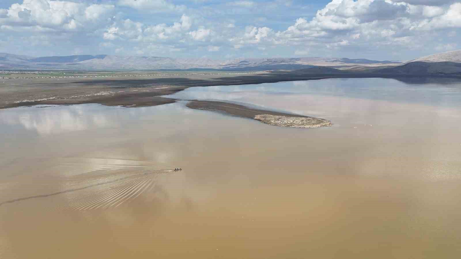 Çavuşçu Gölü çatlamış topraktan göl görünümüne kavuşmaya başladı
Çavuşçu Gölü çatlamış topraktan göl görünümüne kavuşmaya başladı
