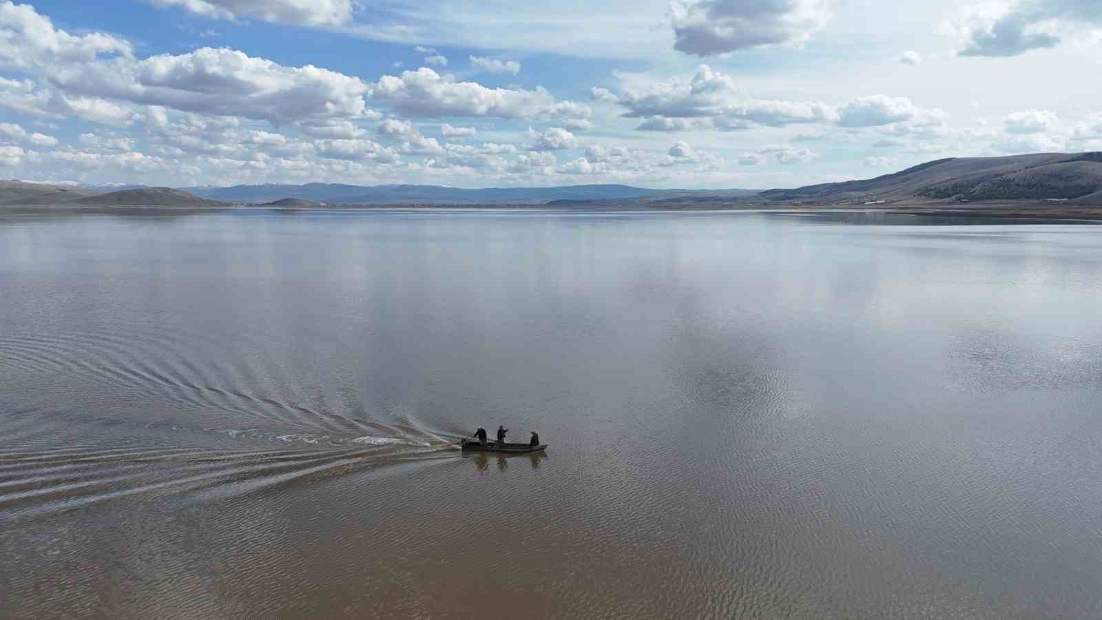 Çavuşçu Gölü çatlamış topraktan göl görünümüne kavuşmaya başladı
Çavuşçu Gölü çatlamış topraktan göl görünümüne kavuşmaya başladı