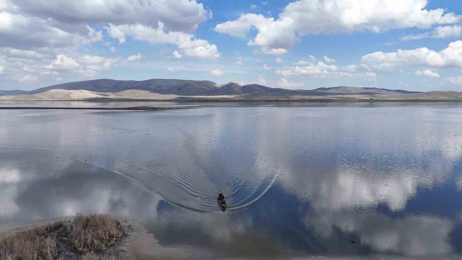 Çavuşçu Gölü çatlamış topraktan göl görünümüne kavuşmaya başladı
Çavuşçu Gölü çatlamış topraktan göl görünümüne kavuşmaya başladı