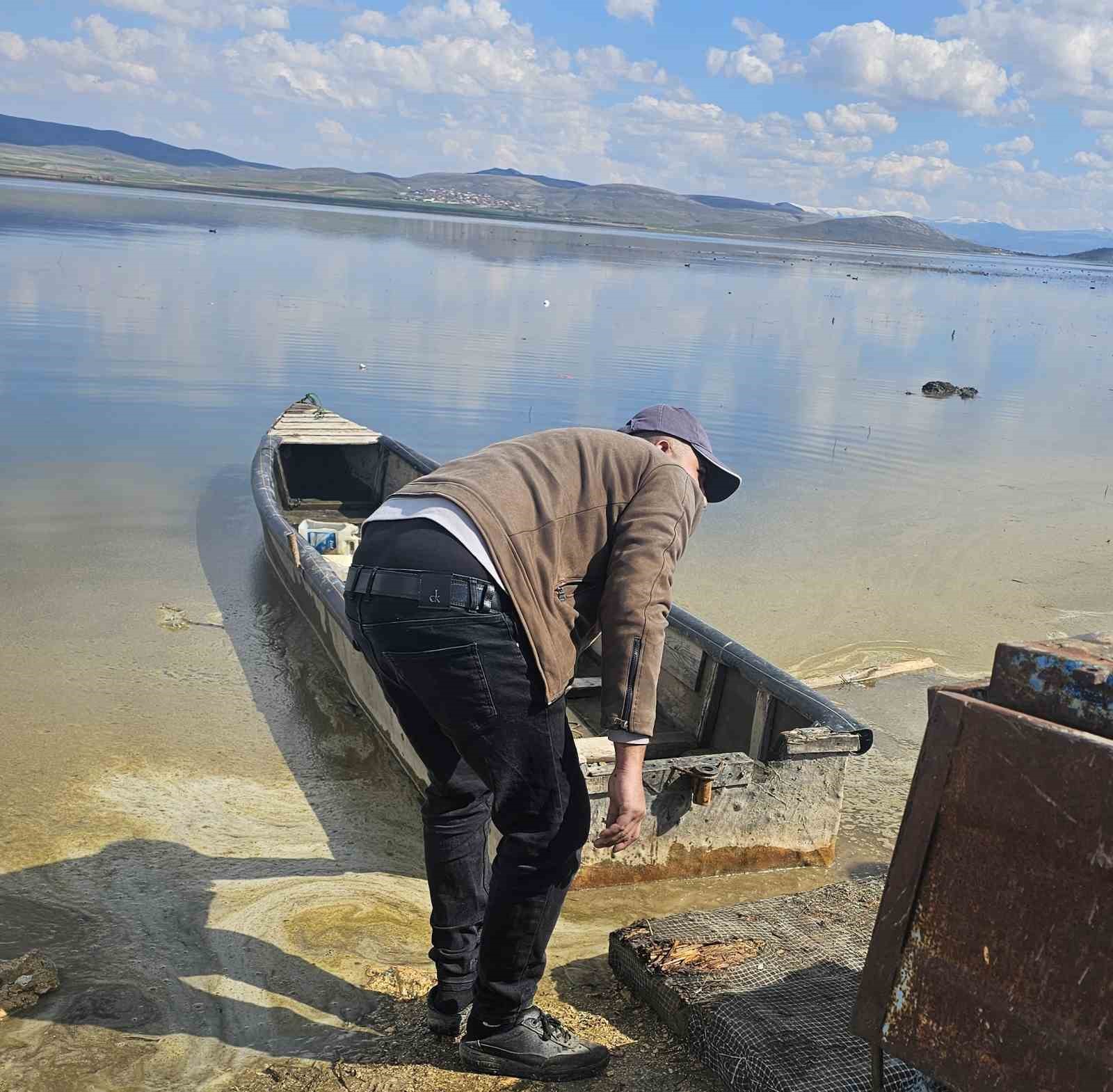 Çavuşçu Gölü çatlamış topraktan göl görünümüne kavuşmaya başladı
Çavuşçu Gölü çatlamış topraktan göl görünümüne kavuşmaya başladı