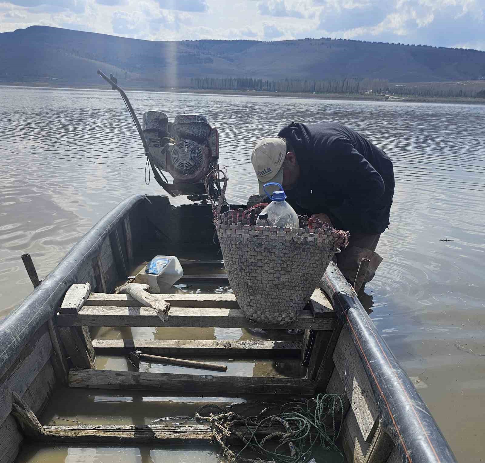 Çavuşçu Gölü çatlamış topraktan göl görünümüne kavuşmaya başladı
Çavuşçu Gölü çatlamış topraktan göl görünümüne kavuşmaya başladı