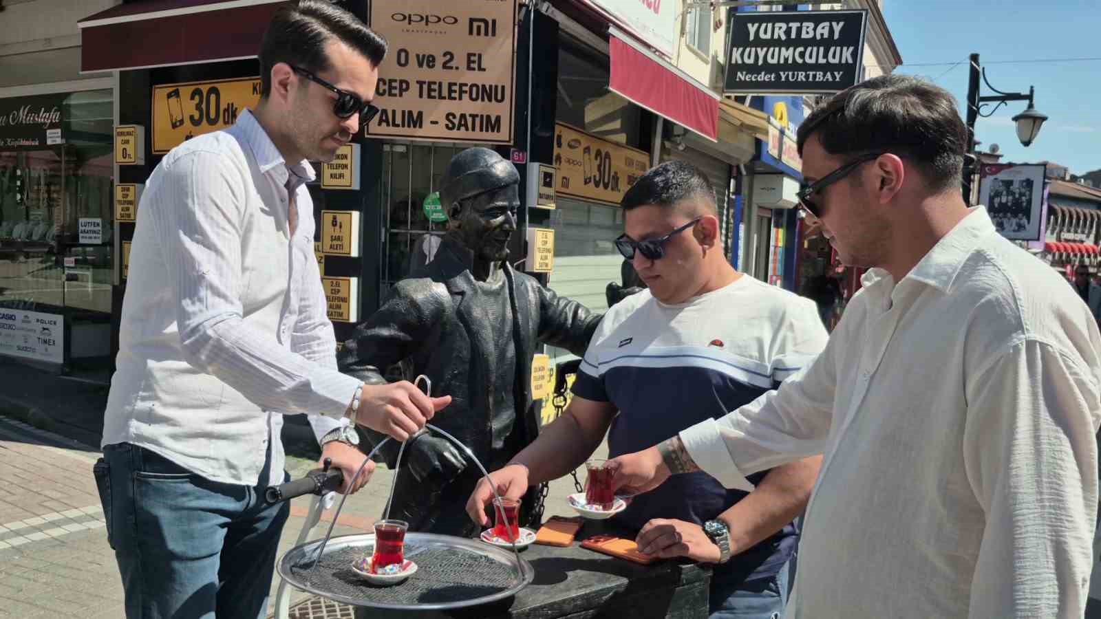 Çay dağıtımına yetişemeyince ’cincır’ ile servise başladı
