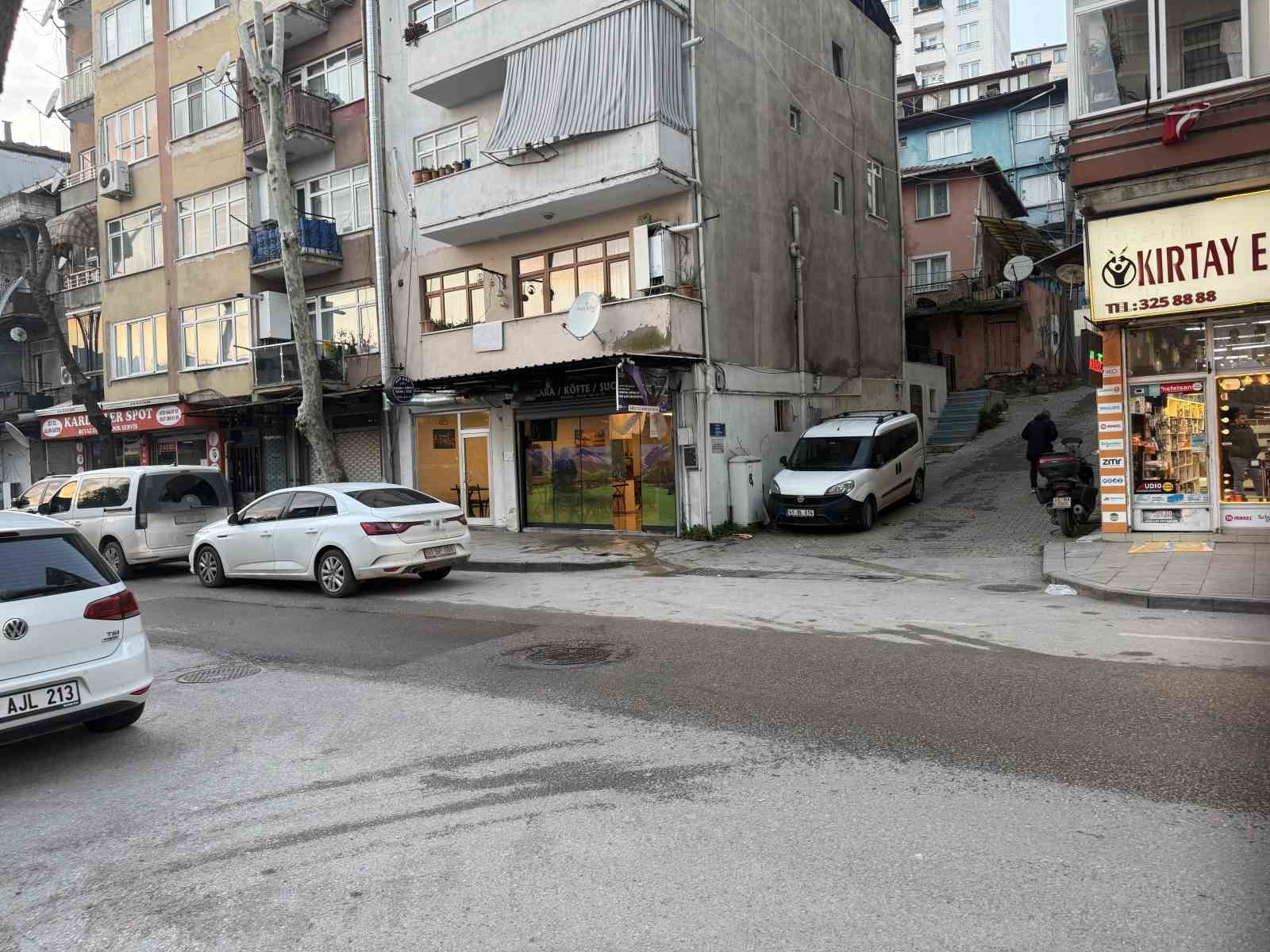 Çay ocağına pompalı tüfekle ateş açıldı, 2 kişi yaralandı
