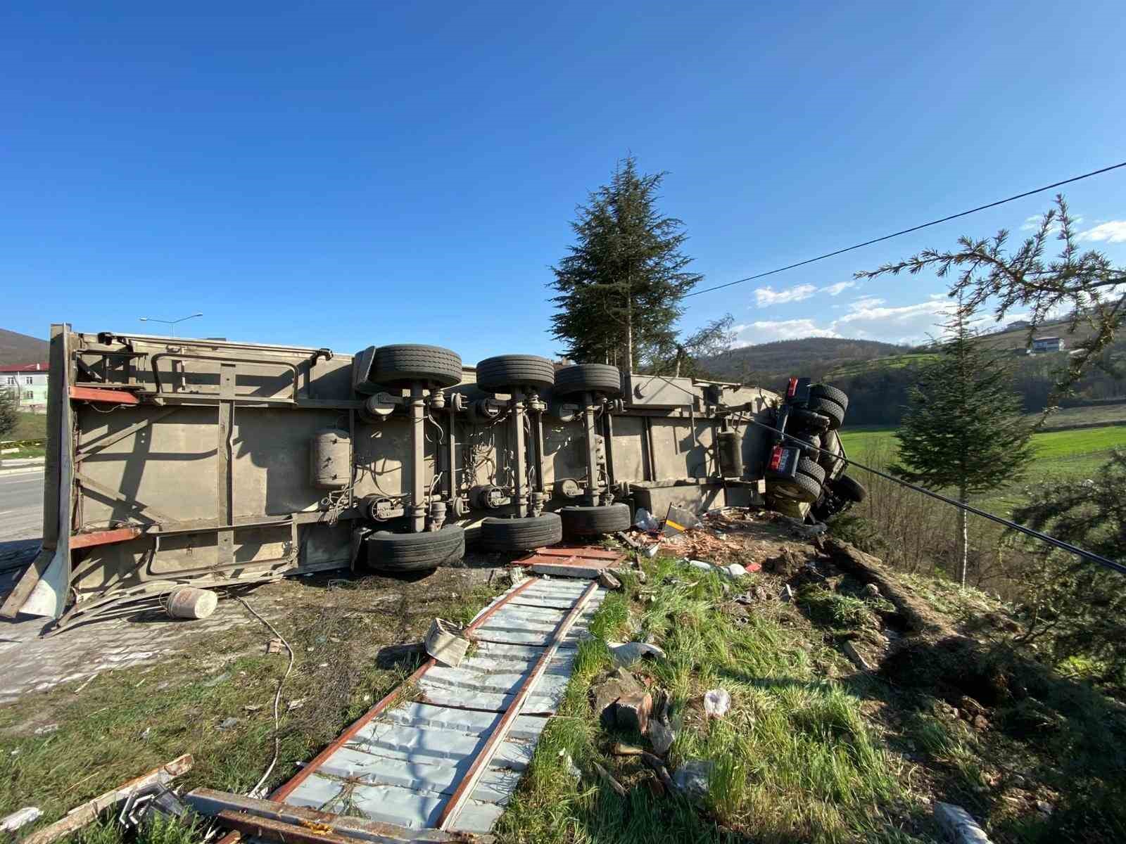 Çay yüklü tır devrildi: 1 yaralı
