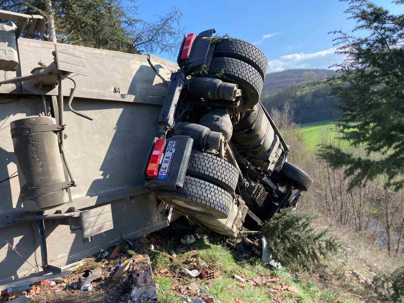 Çay yüklü tır devrildi: 1 yaralı
