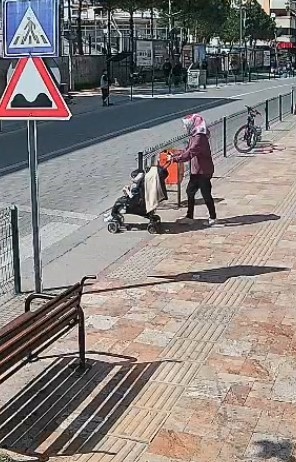 Çaycuma’da motosiklet yaya geçidinde anne ve çocuğuna çarptı: 2 yaralı
