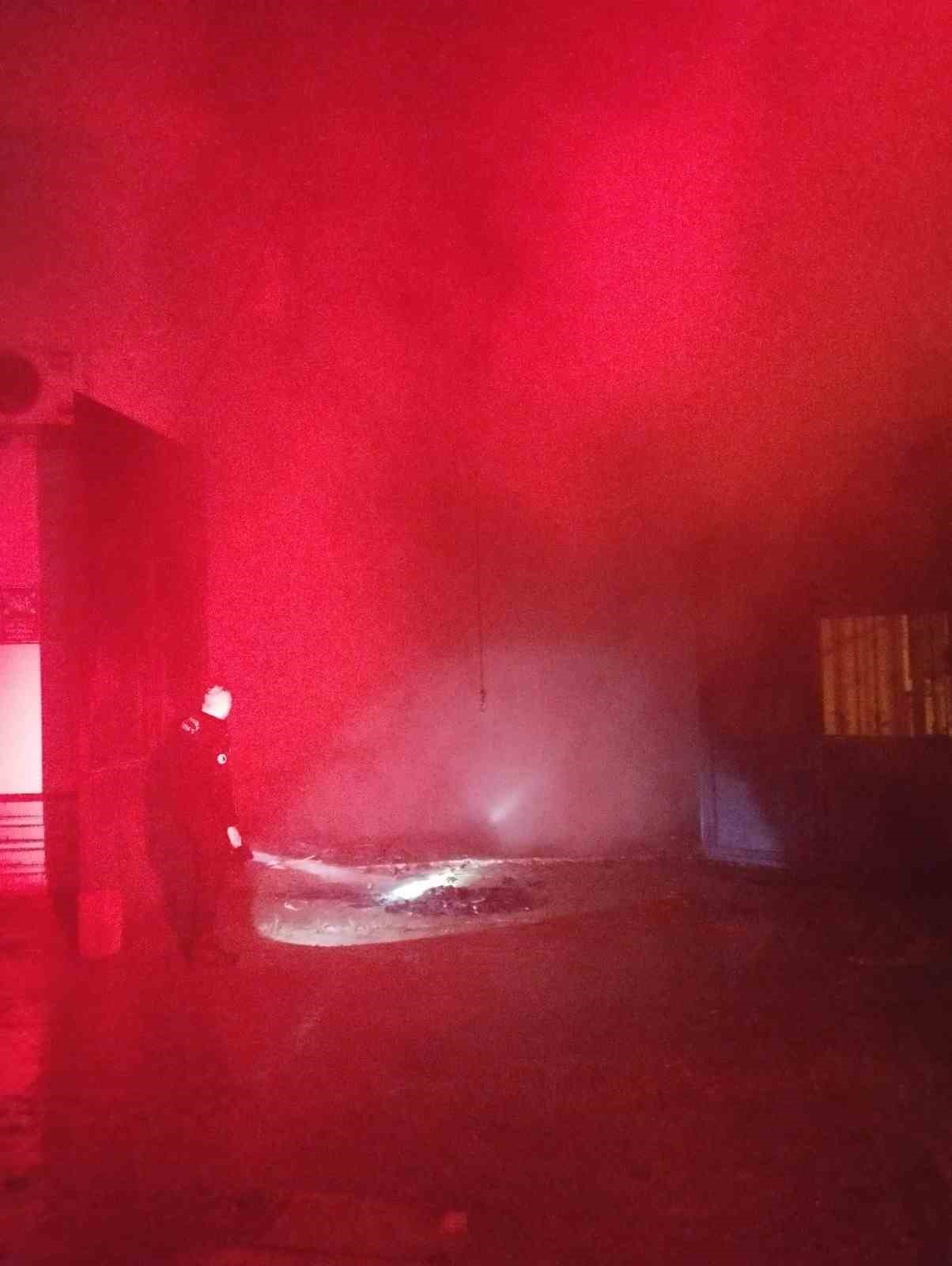 Çaycuma’da sahur vakti çıkan yangında tekstil fabrikası alevlere teslim oldu
