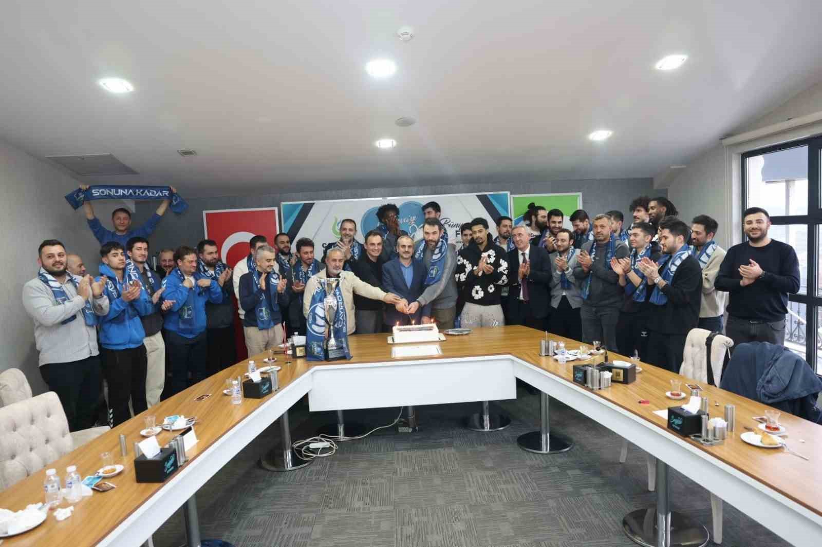 Çayırova Belediye Başkanı Çiftçi, şampiyon basketbolcularla bir araya geldi
