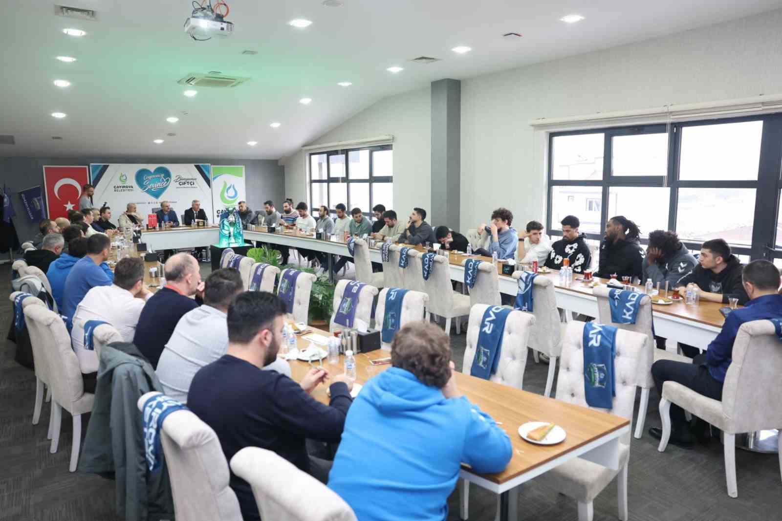 Çayırova Belediye Başkanı Çiftçi, şampiyon basketbolcularla bir araya geldi
