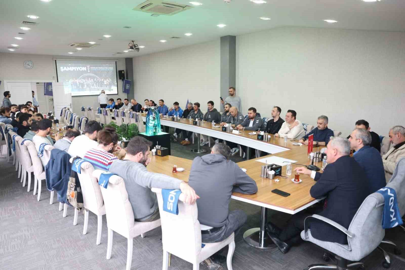 Çayırova Belediye Başkanı Çiftçi, şampiyon basketbolcularla bir araya geldi
