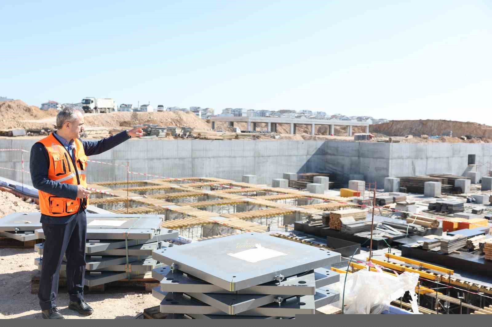 Çayırova Devlet Hastanesi inşaatında deprem izolatörlerinin montajına başlandı
