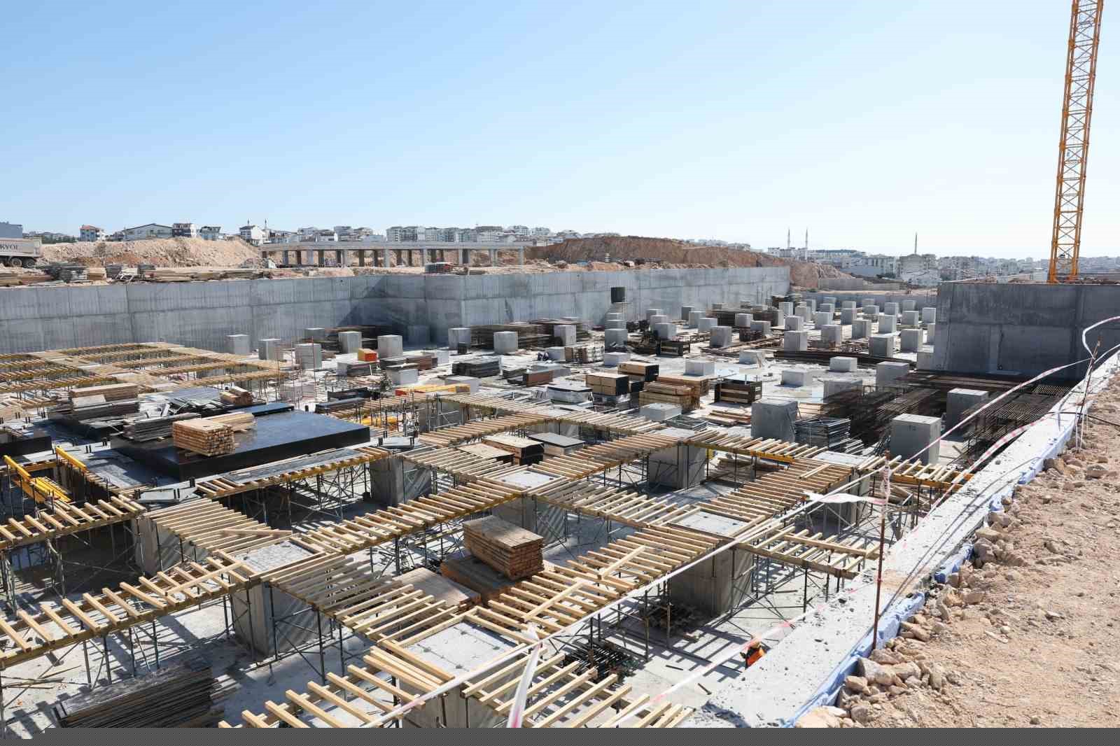 Çayırova Devlet Hastanesi inşaatında deprem izolatörlerinin montajına başlandı
