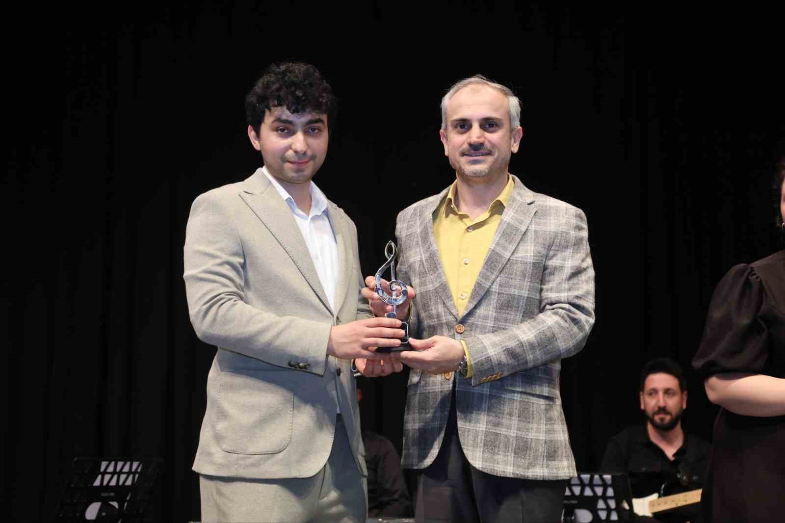 Çayırova’da ilk kez düzenlenen ses yarışmasında şampiyon belli oldu
Çayırova’da ilk kez düzenlenen ses yarışmasında şampiyon belli oldu