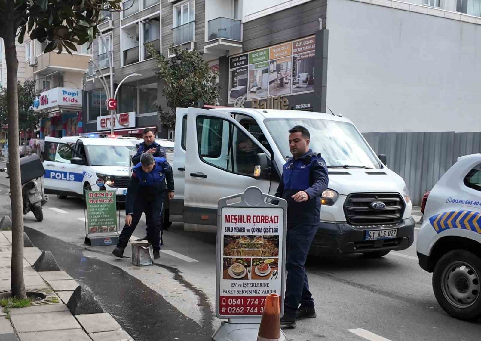 Çayırova’da kaldırım işgaline ceza
