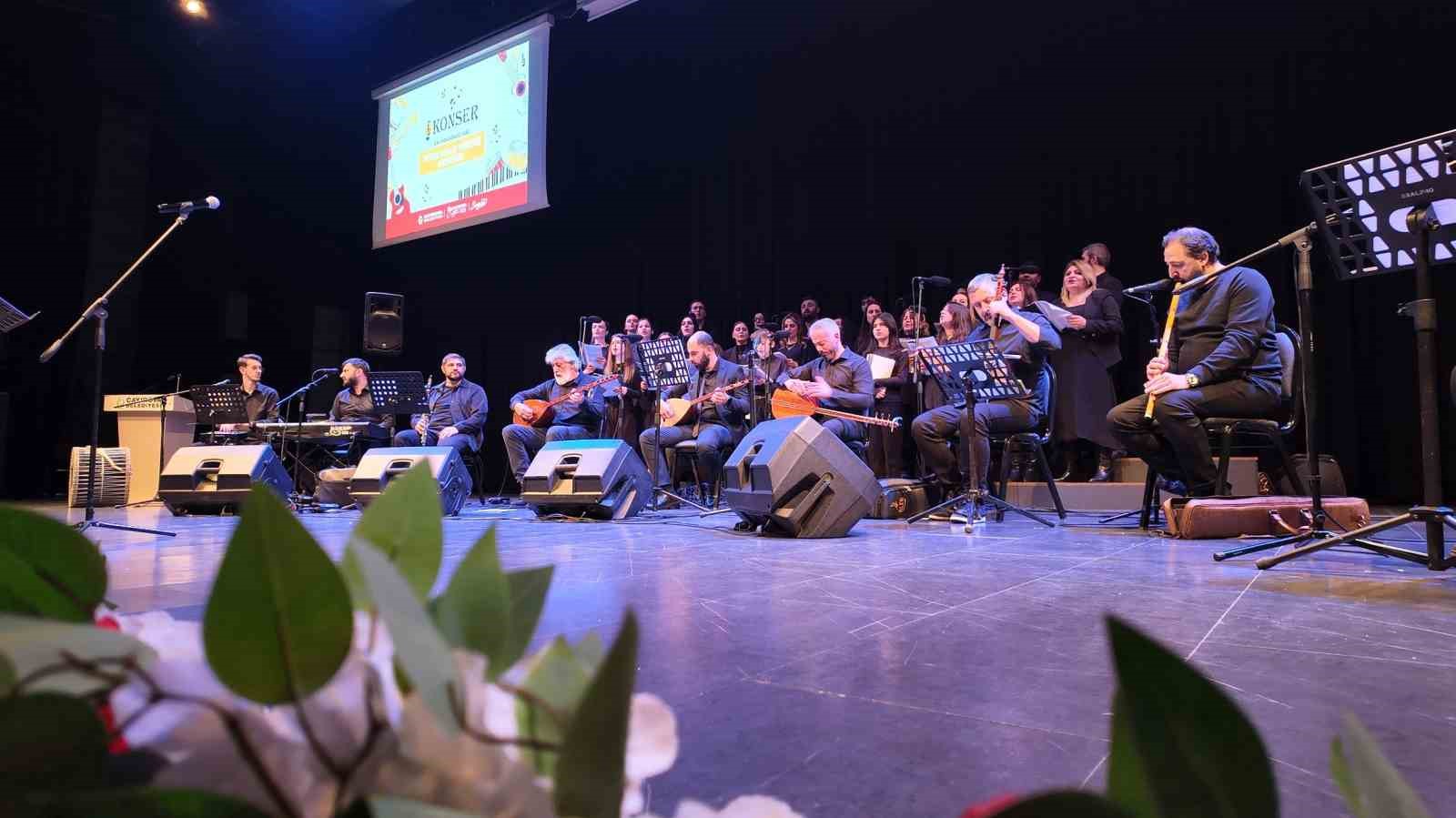 Çayırova’da Türk Halk Müziği Korosu konser verdi
